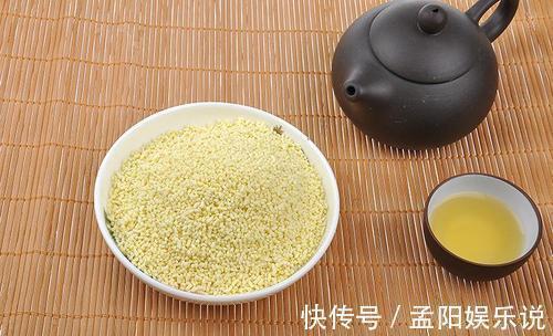 做菜时,鸡精中途放,还是出锅放?大厨:都不对,难怪味道不好吃