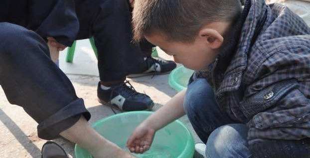 妈妈|有妈的孩子像块宝,92岁妈妈摘菜包饺子,72岁女儿看电视等吃