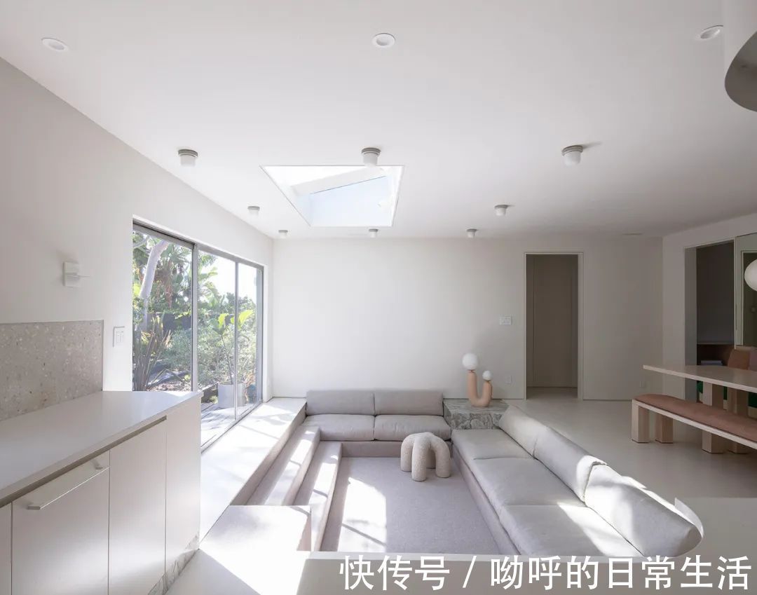 色调|拥有下沉式空间的纯色豪宅