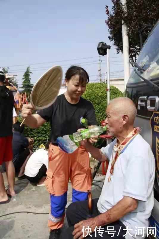 战书|与河南人民一起共克时艰 佛山菠萝救援队写请战书留守郑州救援