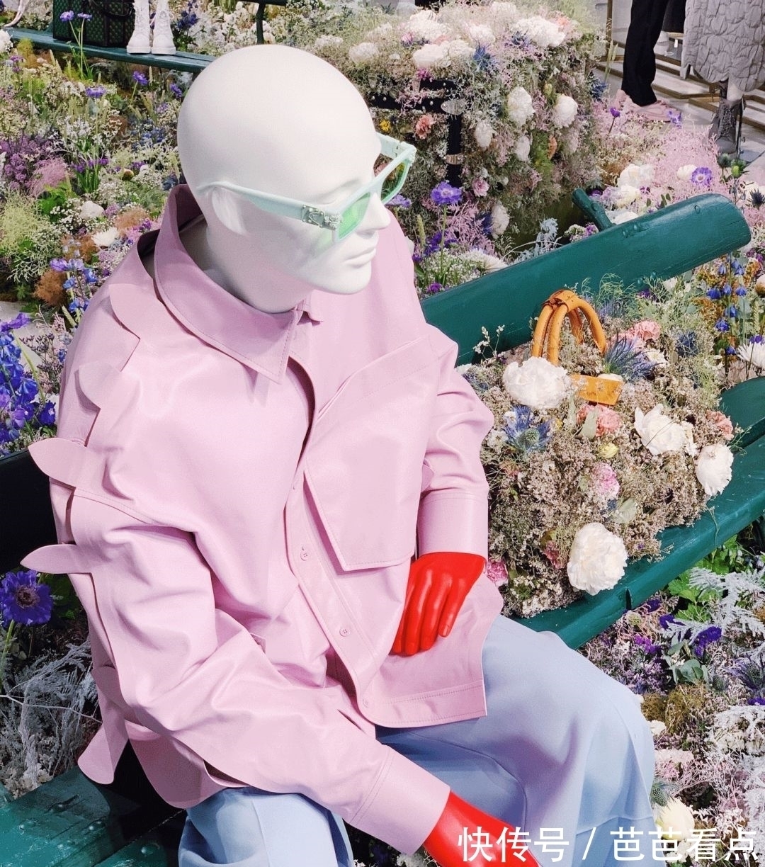 virgil|小时候玩的换装贴纸、QQ秀,竟成了现在最时髦的玩意