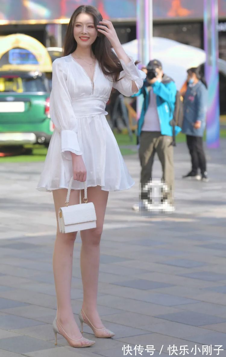 穿搭 连衣裙搭配白色的手拎包,穿出简约浪漫的俏佳人