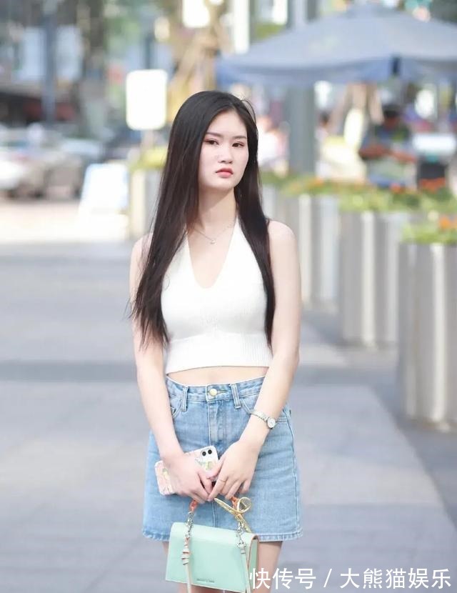 清纯 小姐姐今天这套穿搭很清爽出众,十分清纯可人,还带点小性感!