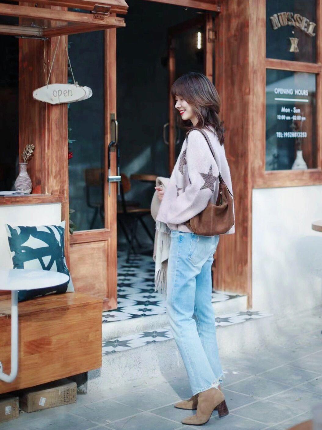 克莱因蓝 毛衣搭配时尚感加倍,4个实用款式,太适合日常出街穿了