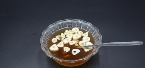 红糖|红糖加大蒜泡水喝,作用真厉害,解决了男性朋友的困扰,快试试吧