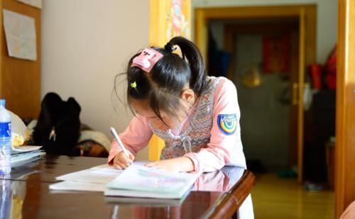 |小学生作文《我的班主任》火了,语言搞笑形容贴切,老师哭笑不得