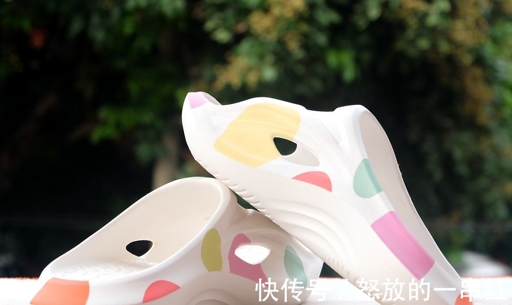 颜值爆表|夏日出街就靠它 分享颜值爆表的咕咚运动舒缓拖鞋