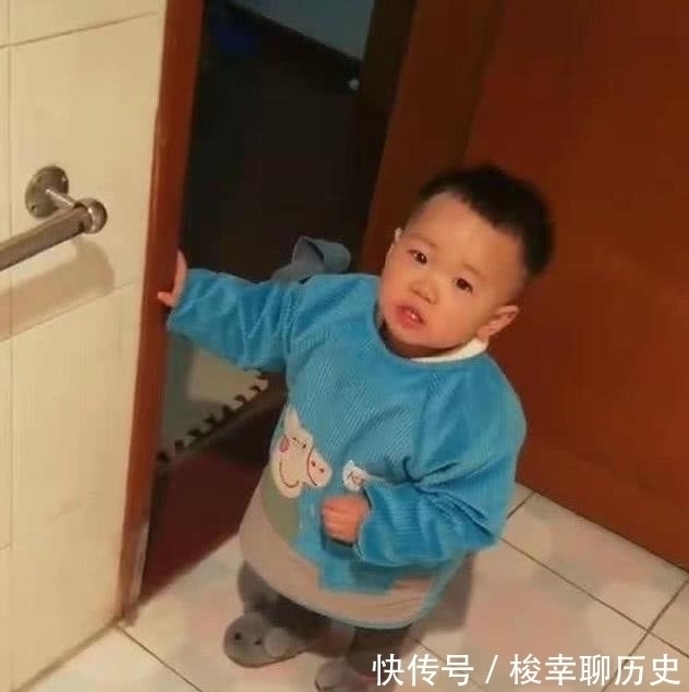 日常生活中|宝爸用完扫帚随手一放,被2岁儿子批评,网友:穿尿不湿的惹不起