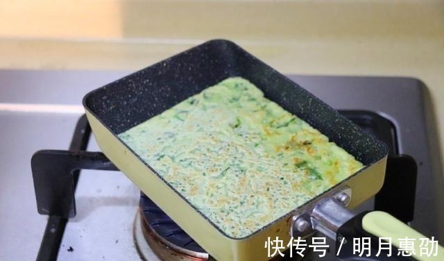 菠菜蛋饼|早餐吃它太方便了!十分钟出锅,孩子特喜欢,吃了个头蹭蹭长!