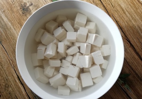 不碎|做豆腐时,别急着放油下锅烧,这一步不能少,豆腐不碎,味道香