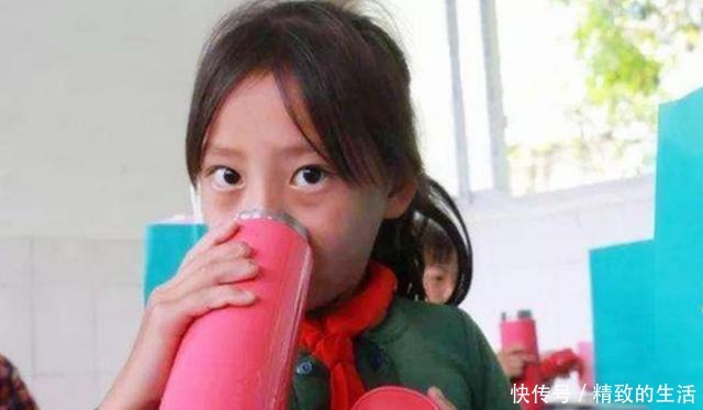 央视曝光“夺命杯”，热水倒进去后变成“毒水”，很多家长还在用！
