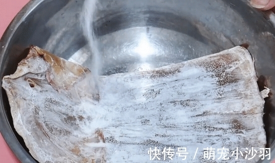 干鱿鱼只会用水泡就错了，老渔民教你一招，干货立马变海鲜！
