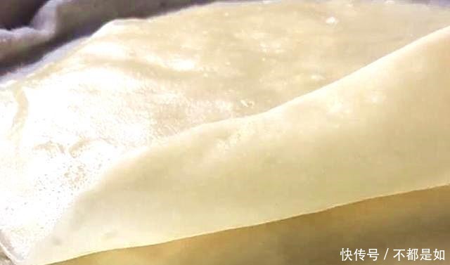 姥姥40多年一直这样烙饼,手不碰面,60秒一张,香软又劲道
