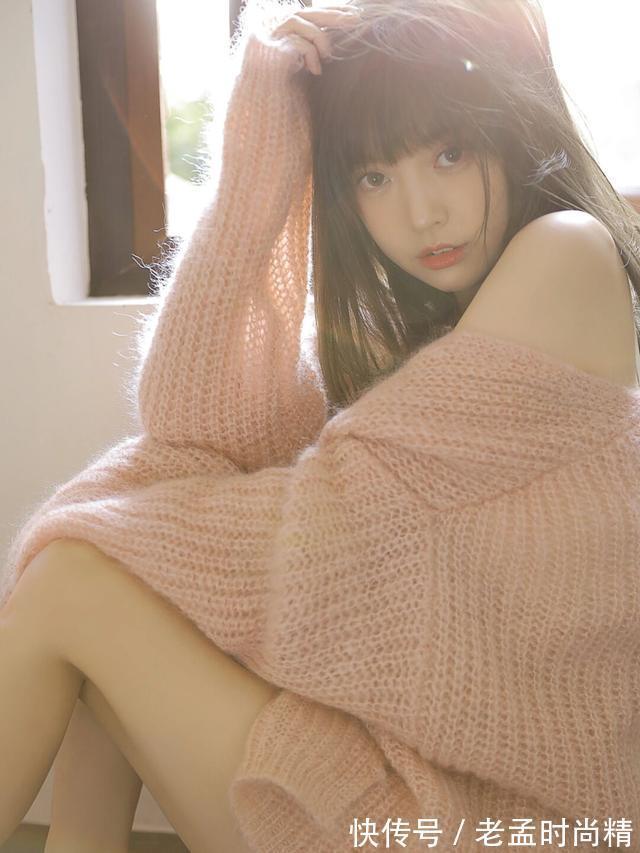 漂亮女人总是喜欢打扮得漂漂亮亮,这件粉色毛衣真好看,清新自然