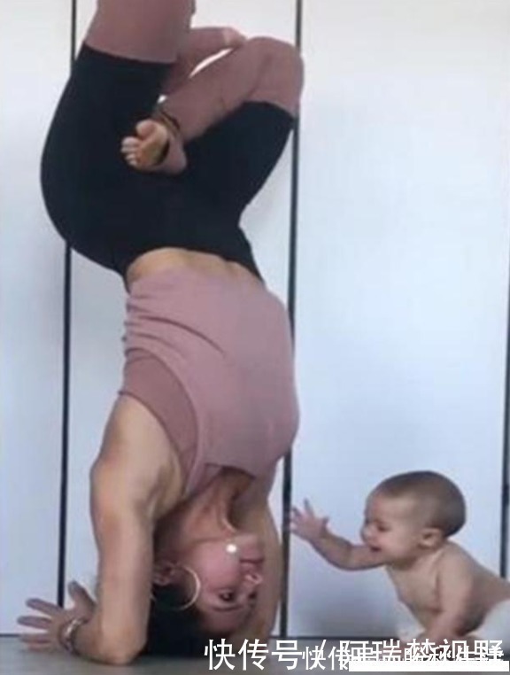 骨盆前倾|宝妈倒立着练瑜伽,宝宝觉得好奇,接下来的动作,老爸没眼看