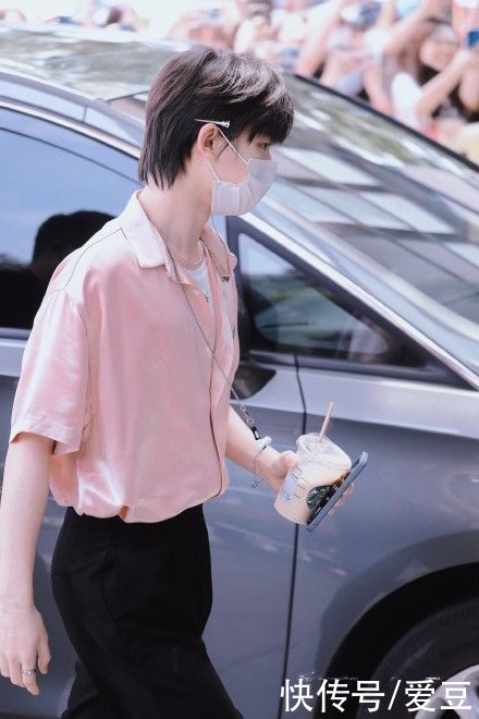 我们粉|210621 丁程鑫《快乐大本营》上班饭拍出炉 才不是小枣糕,我们粉着呢