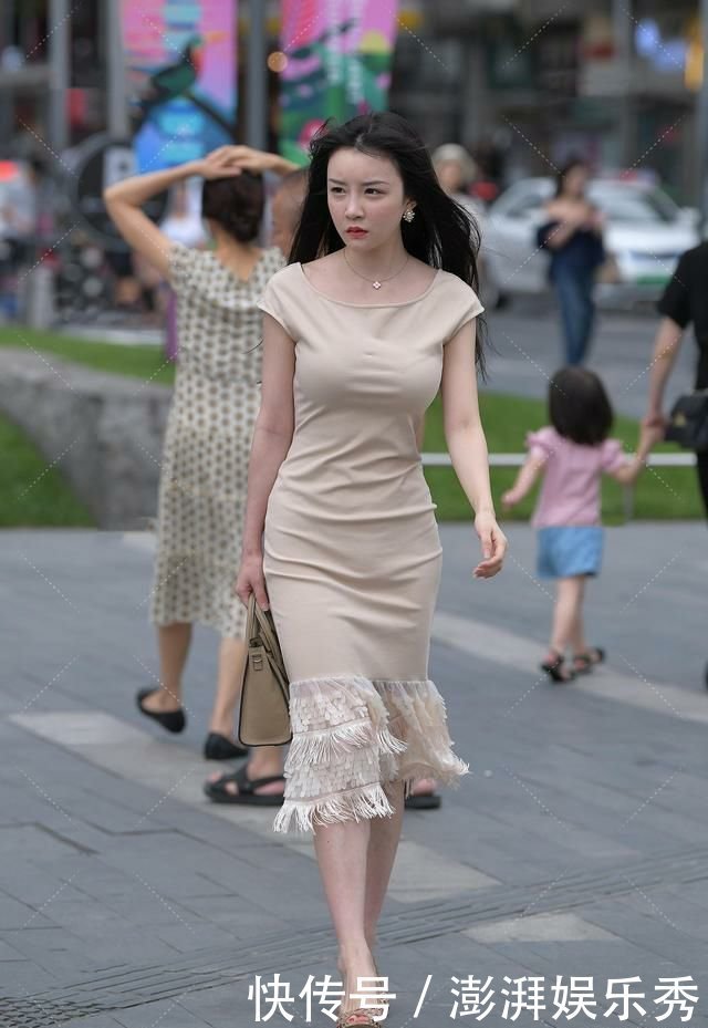 五官精致的小姐姐，杏色的修身连衣裙，知性优雅