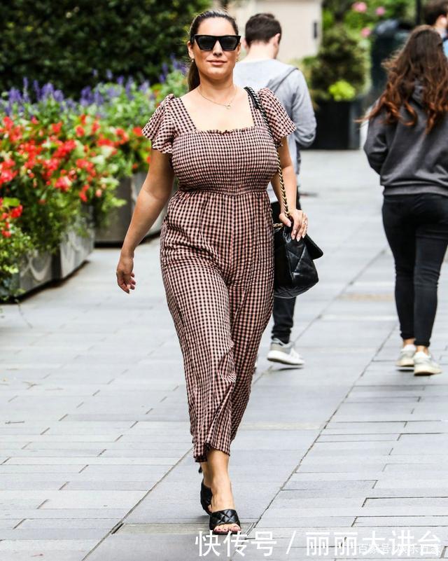 看起来很|凯莉·布鲁克穿格子连身裤优雅大方,脚踏拖鞋清爽自在