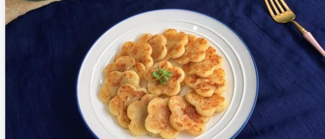 喜欢|自制花式土豆饼,加点玉米淀粉,搅一搅,煎一煎,孩子可喜欢了