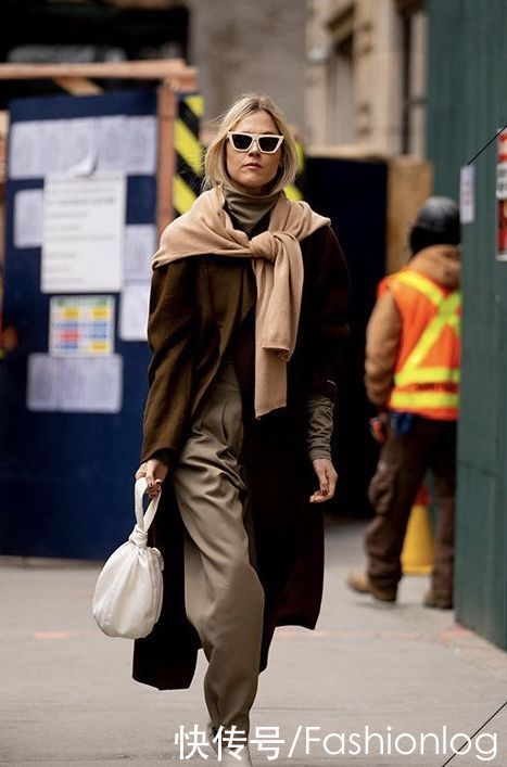 降温突袭，寒风中瑟瑟发抖？一件高领毛衣，时尚实用又百搭