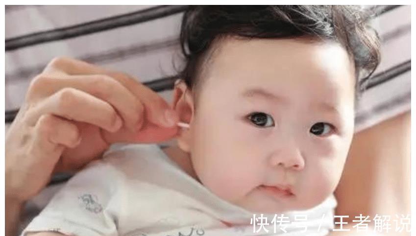 父母|6个月宝宝喜欢“抓耳朵”是暗示生病?背后诱因,新手父母要知道