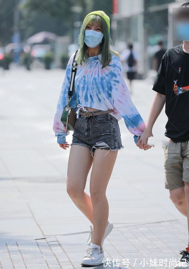 扎染|扎染圆领短款T恤搭配灰色牛仔短裤,年轻女孩的新潮服饰