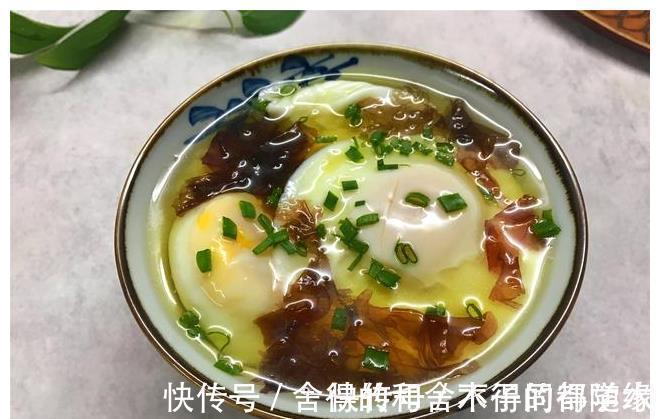 煮荷包蛋时,冷水下锅还是开水下锅?学会这三招,鸡蛋圆嫩不散
