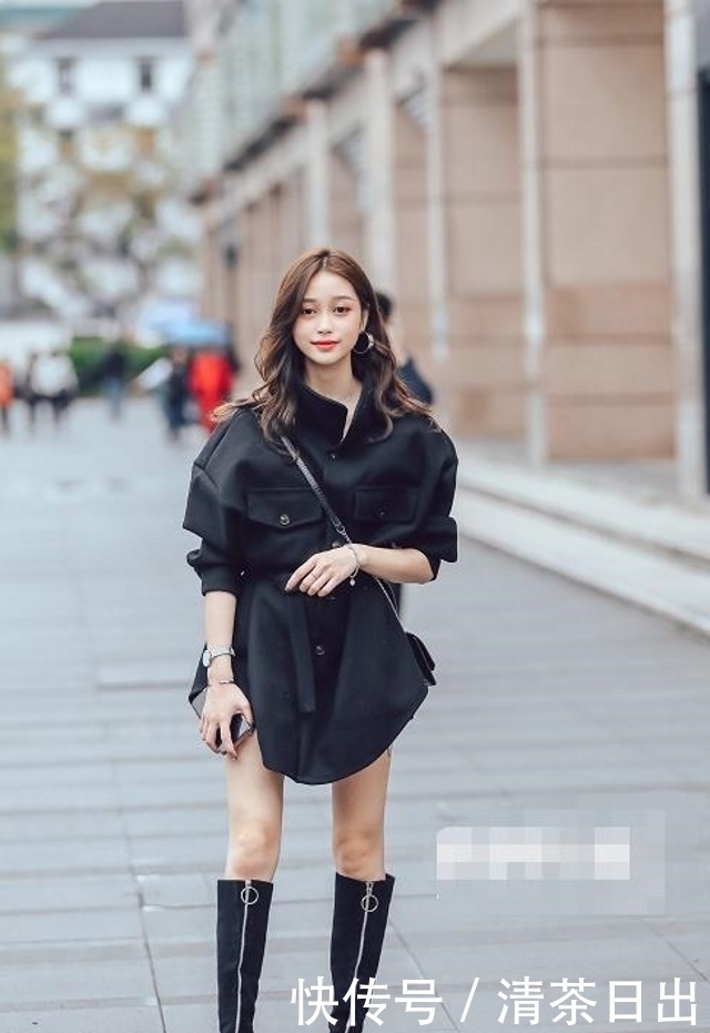 短裤|路人街拍,露肩上衣搭配蓝色牛仔短裤,小姐姐这身搭配简单又性感