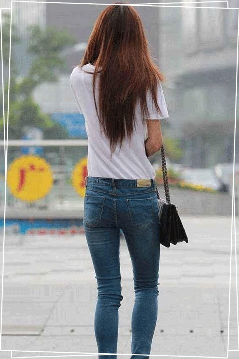 美丽俏佳人 牛仔裤迷人的个性,更能凸显纤细,呈现出漂亮的沙漏形曲线