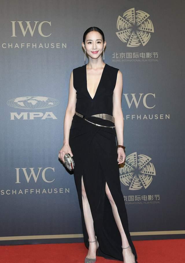 深v|张钧甯衣品太高级, 穿黑色深V礼服气质冷艳, 窈窕身材更迷人