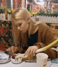 |搞笑GIF:生活过的还挺细腻啊!还知道把皮给扒掉!