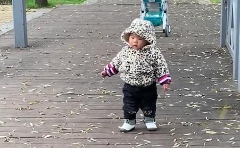 小手|萌娃被姐姐“抛弃”后神转折,小手一拍:嗨呀,好气啊