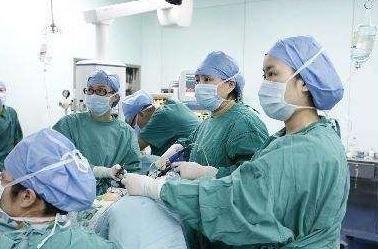 报喜|女子生下双胞胎,护士正要报喜,医生急忙阻止,让护士别吭声