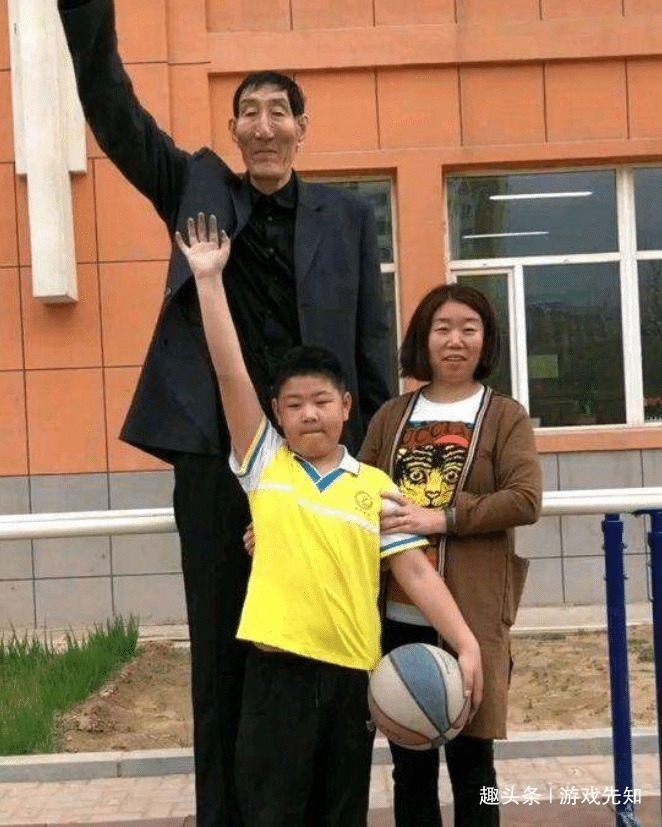 巨人|中国第一巨人不听医生劝阻，生下一子，现在孩子怎么样了