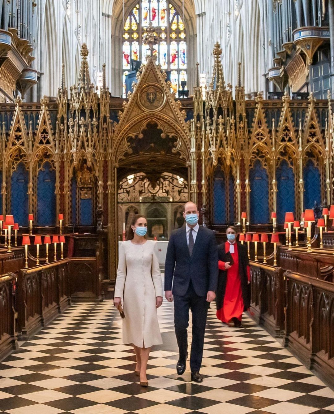 皮帕|凯特为迎结婚10周年做医美?穿婚纱大衣重回婚礼教堂,皮肤太平整