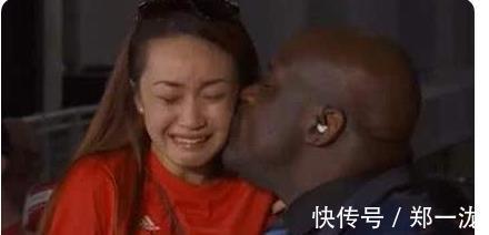 奥尼尔|NBA球星跟女粉丝合影都啥样?杜兰特显羞涩 詹皇有风度