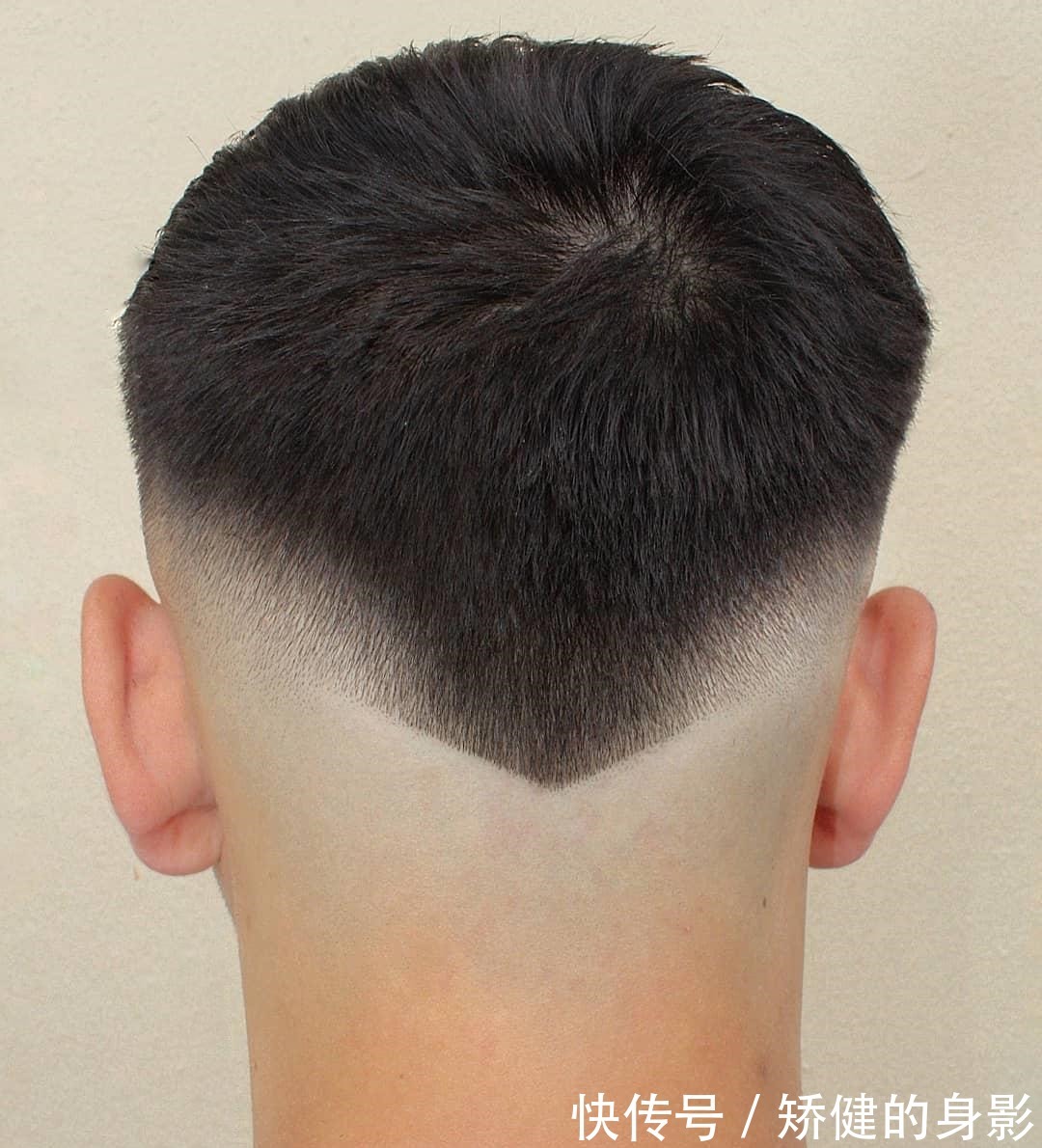 三面 男人过了35岁,别乱剪发型,今夏试试这三款,帅气更显精神!