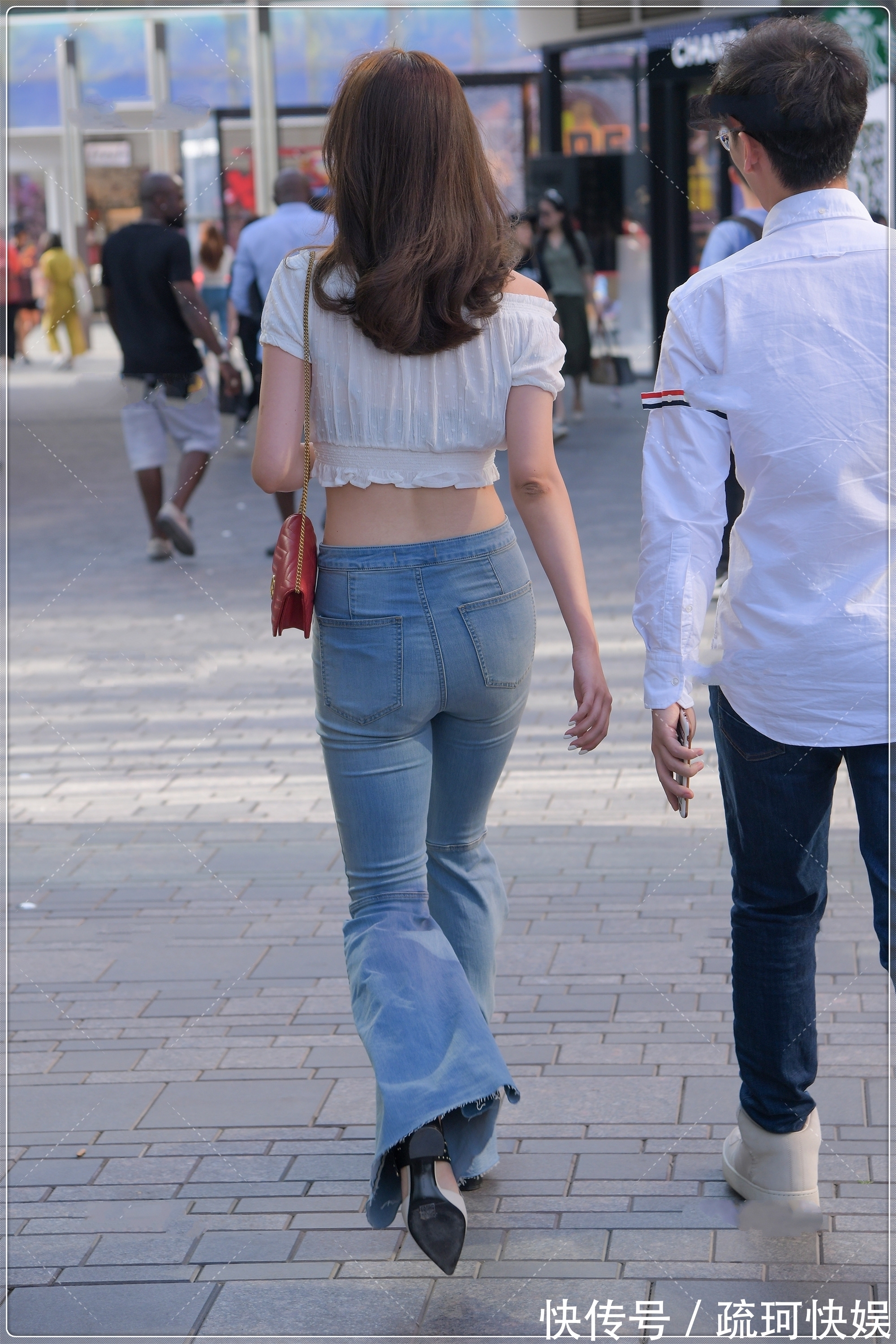 露脐装 一字肩露脐装搭配牛仔喇叭裤,版型独特,时尚范十足