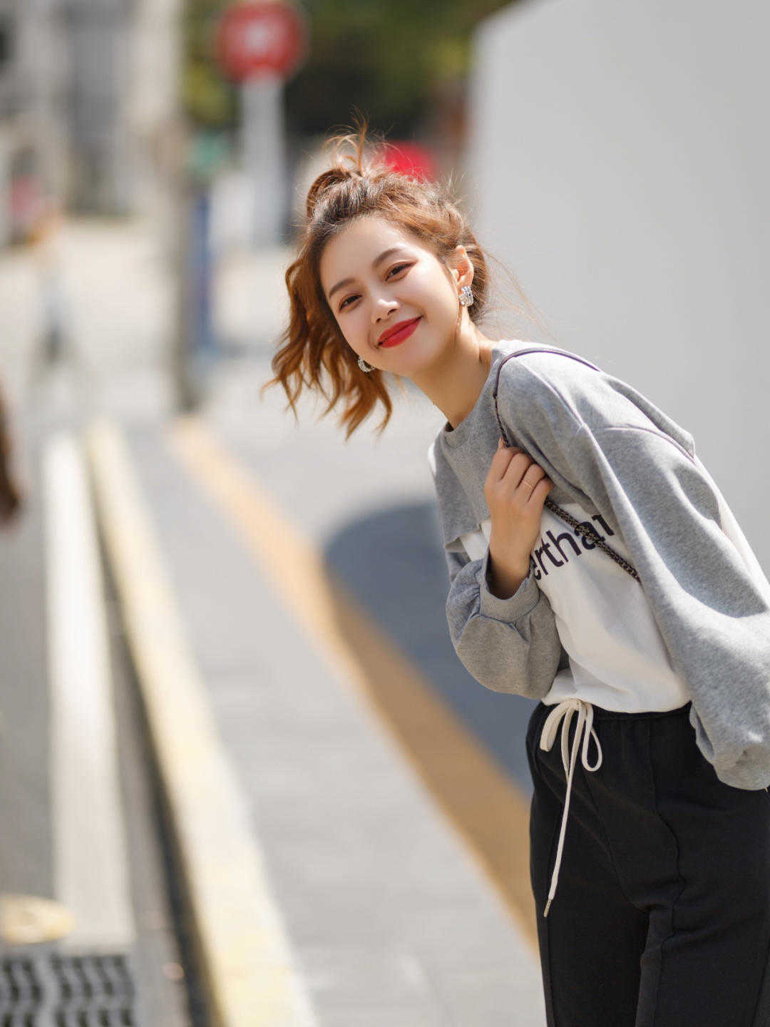 减龄|若你才20岁，别打扮太老！T恤+休闲裤可甜可咸，洋气减龄美翻天