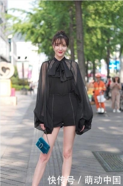 衣服|街拍:透视上衣搭配短裤,小姐姐把可爱的衣服穿出了御女的感觉