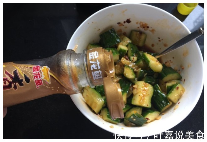 小菜铺老板自制凉拌菜，10人8个用错“水”，难怪味道不酸脆