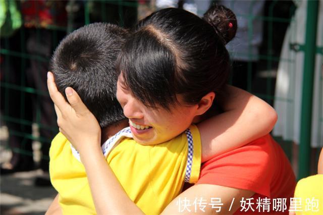 情绪|孩子发脾气,哭闹时,家长最好的方式不是讲道理,这样做才更有效