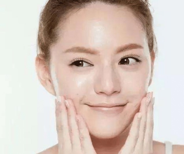 原来防晒霜不是直接涂的,很多女人都等晒黑后,才知道自己涂错了