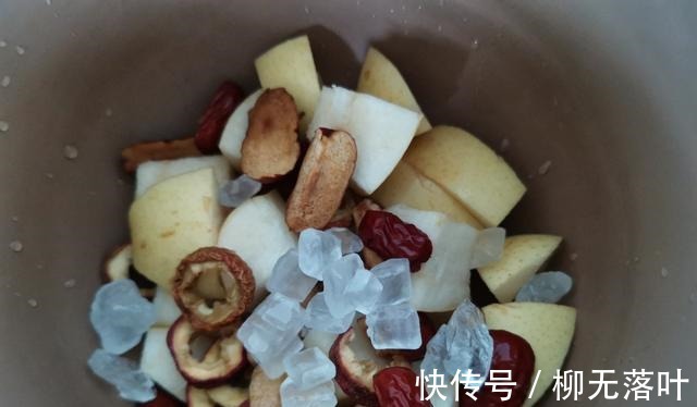 夏秋|夏秋交替,多忙都要常喝汤,雪梨和山楂搭配,润肺清燥又开胃!