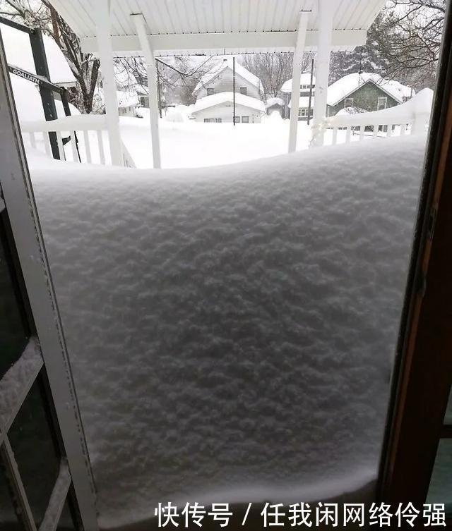 纽约州天降暴雪足足一米厚！车和房全都被埋了，只剩白茫茫！