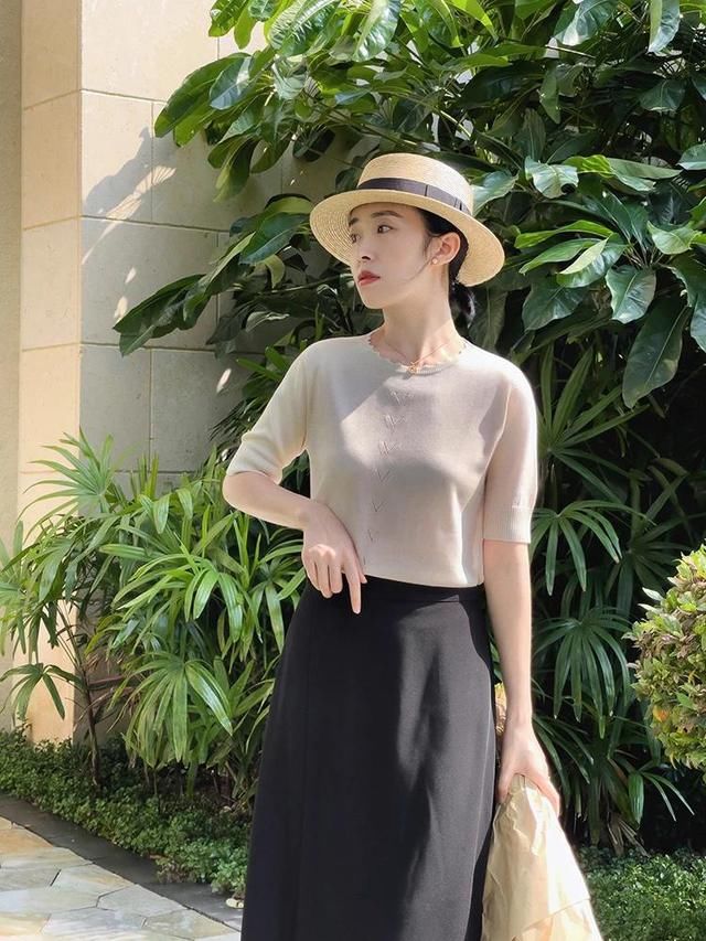 t恤|“基础款”怎么穿出气质感?看看这些搭配方式，优雅温柔又有格调