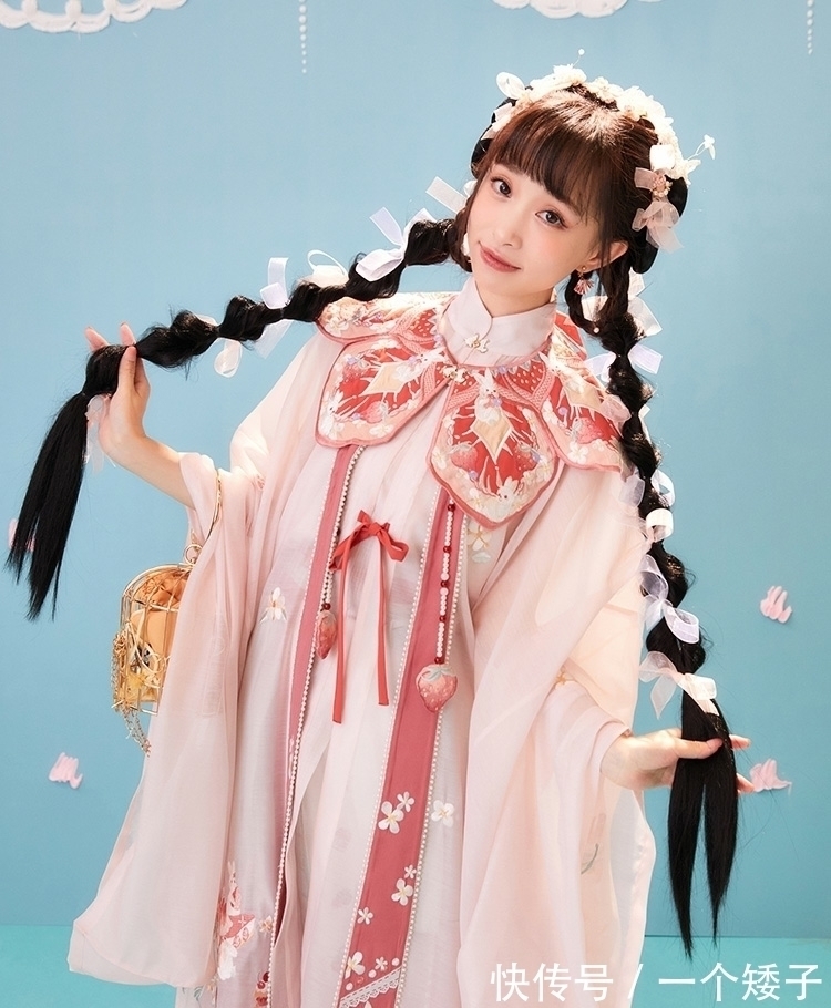 杨枝甘露&当“饮品”变成汉服,“杨枝甘露”很清新,“草莓啵啵”有点甜!