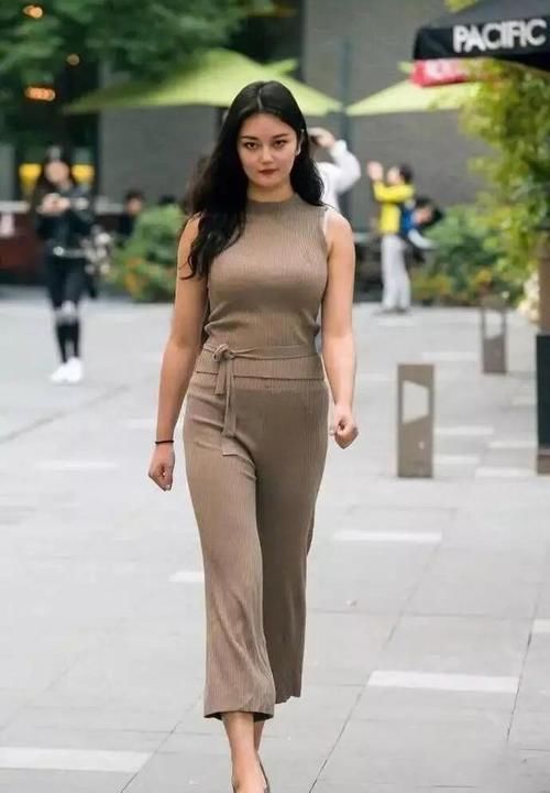 上衣|灰色紧身无袖上衣搭配宽松打底裤，整体偏向甜美风，上手难度低