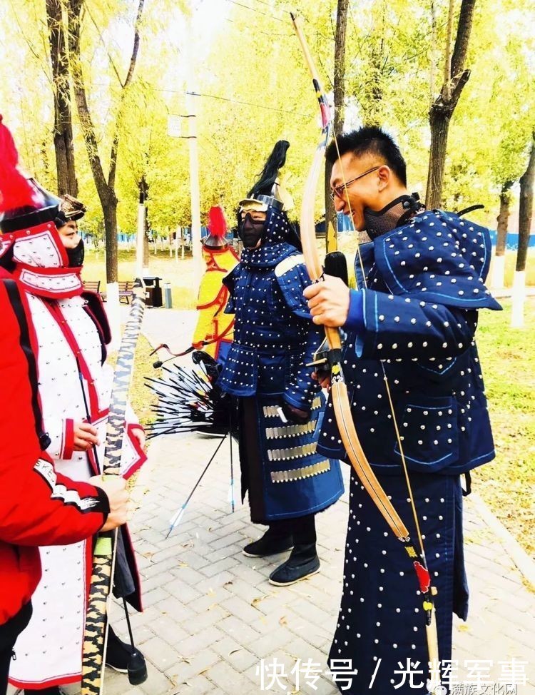 满洲的铠甲为何外边看不到甲片?