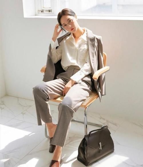 初春火了一种新穿法,叫“薄外套+九分裤”,时髦随性,潮人都爱